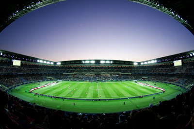 vista dall'interno di uno stadio di calcio al crepuscolo