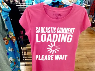 t-shirt con la scritta sarcastic comment loading please wait