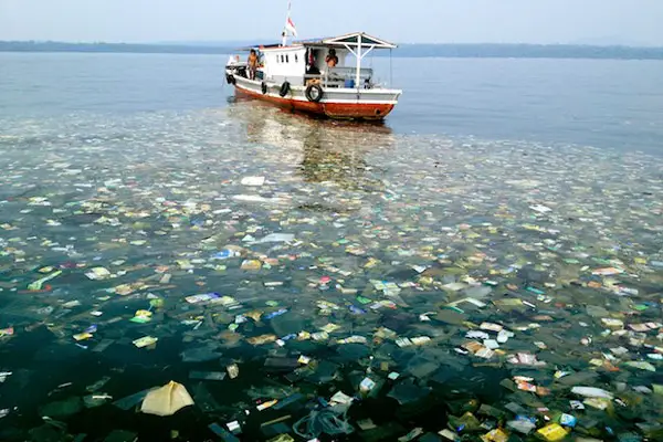 Adidas combatte la sporcizia negli oceani con il riciclo