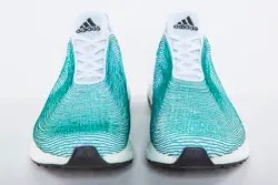 Scarpe running Adidas dalla plastica del mare