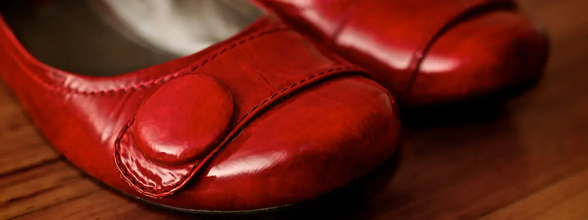 Scarpe ballerine rosse con fibbia e bottone